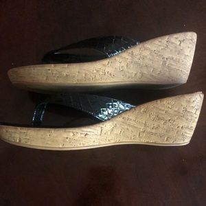 Seychelles patent thong wedges